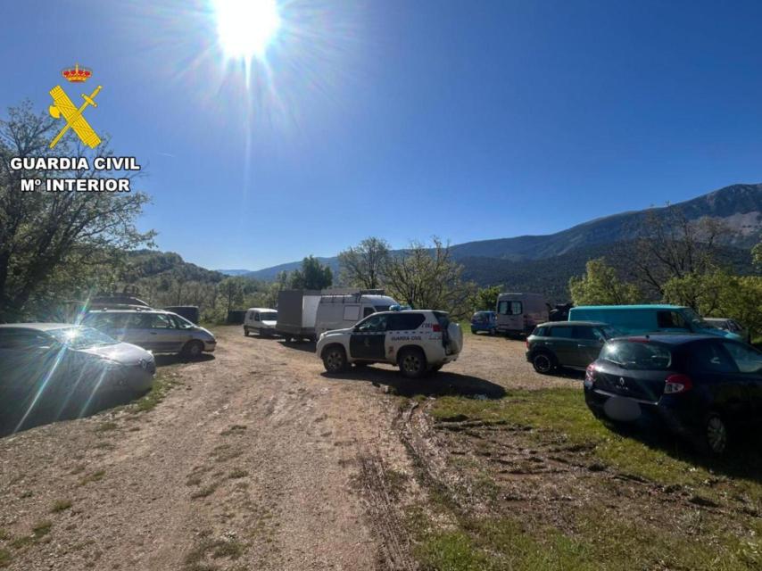 Vehículos localizados en el asentamiento hippie en Abellada