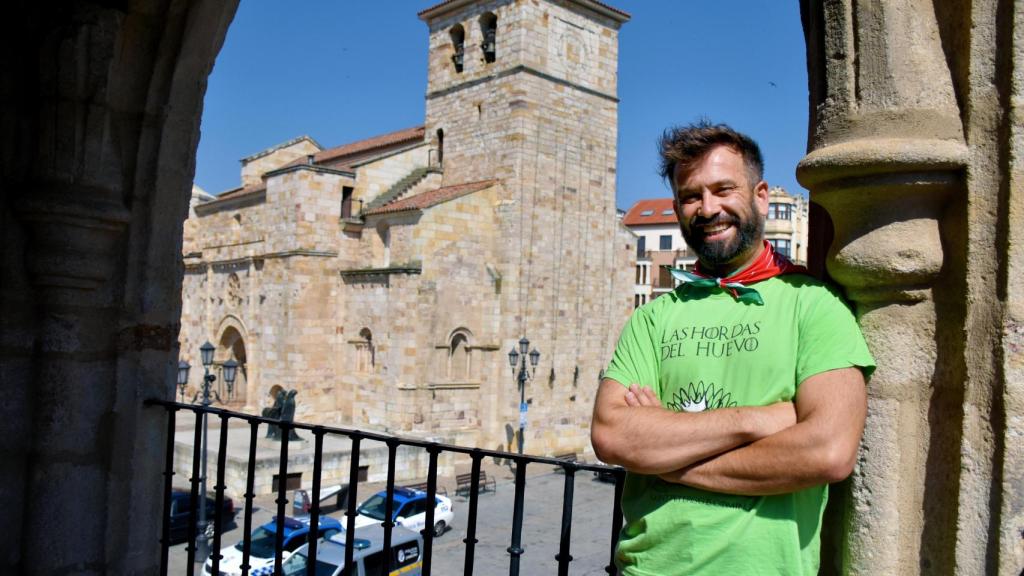 David Gago, con la camiseta de su peña y el pañuelo de las fiestas, en el balcón del Ayuntamiento Viejo