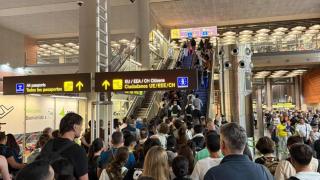 Pasajeros esperando en la terminal satélite de la T.4