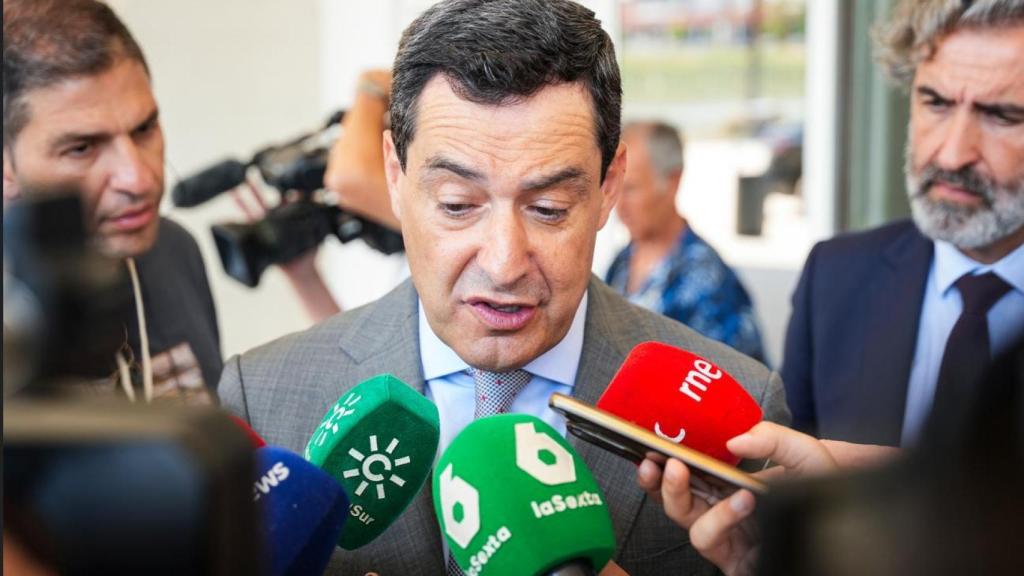 Juanma Moreno, presidente de la Junta de Andalucía, atiende a los medios de comunicación.