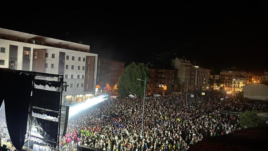 Lleno de la orquesta La Misión en la avenida de la Feria