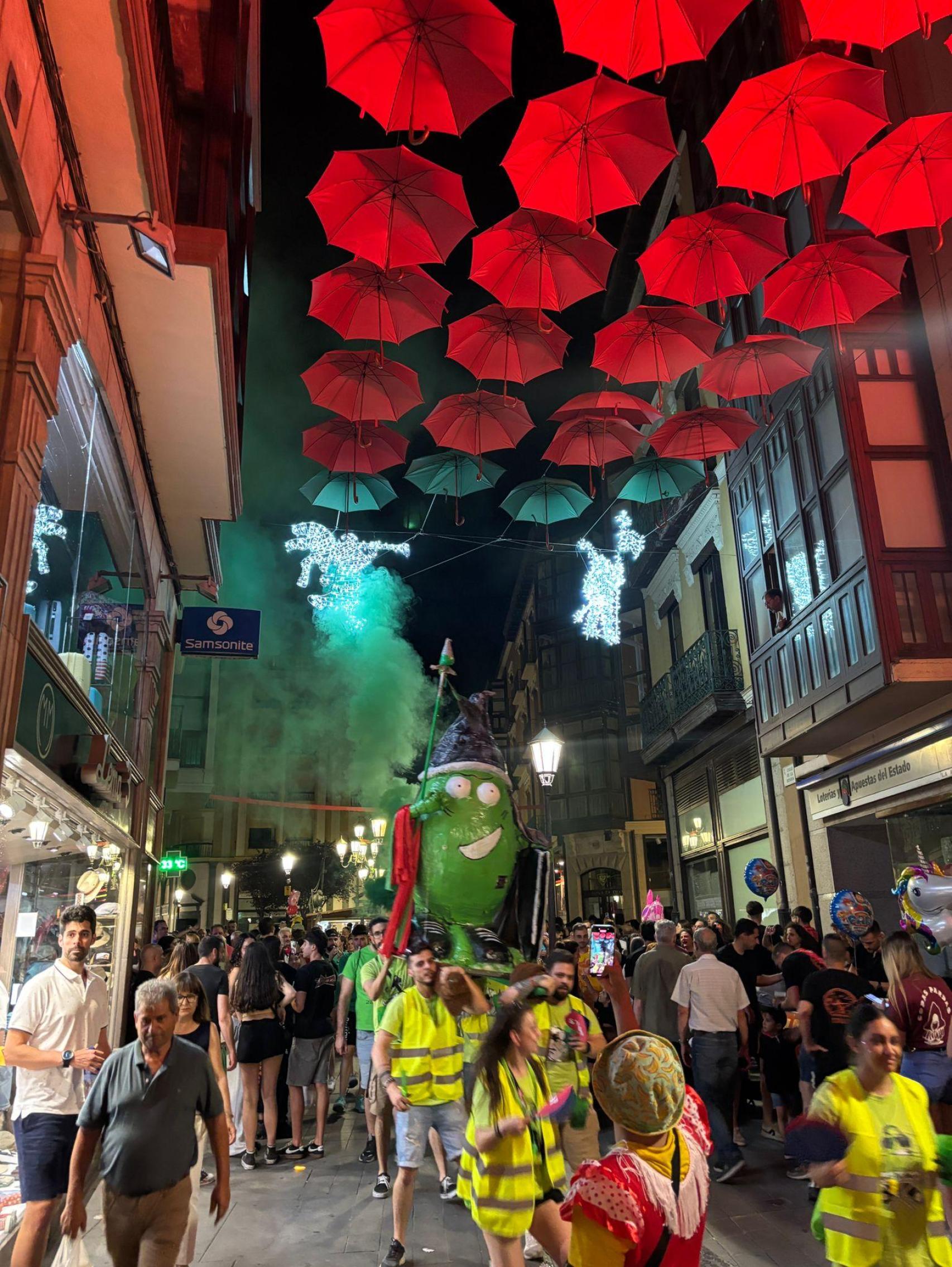 El desfile de peñas por la plaza de Sagasta