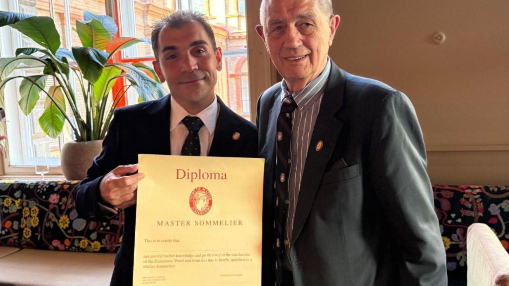 Roberto Durán recibiendo el codiciado diploma