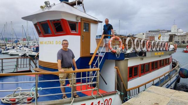 Francisco Fernández, patrón, y Fernando Cigarral, marinero, a bordo del 'Rías Altas Dos' este miércoles en la Marina de A Coruña.