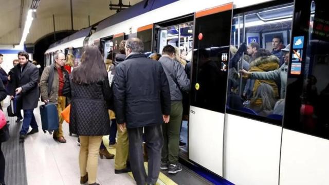 Personas entrando a un vagón de Metro de Madrid.