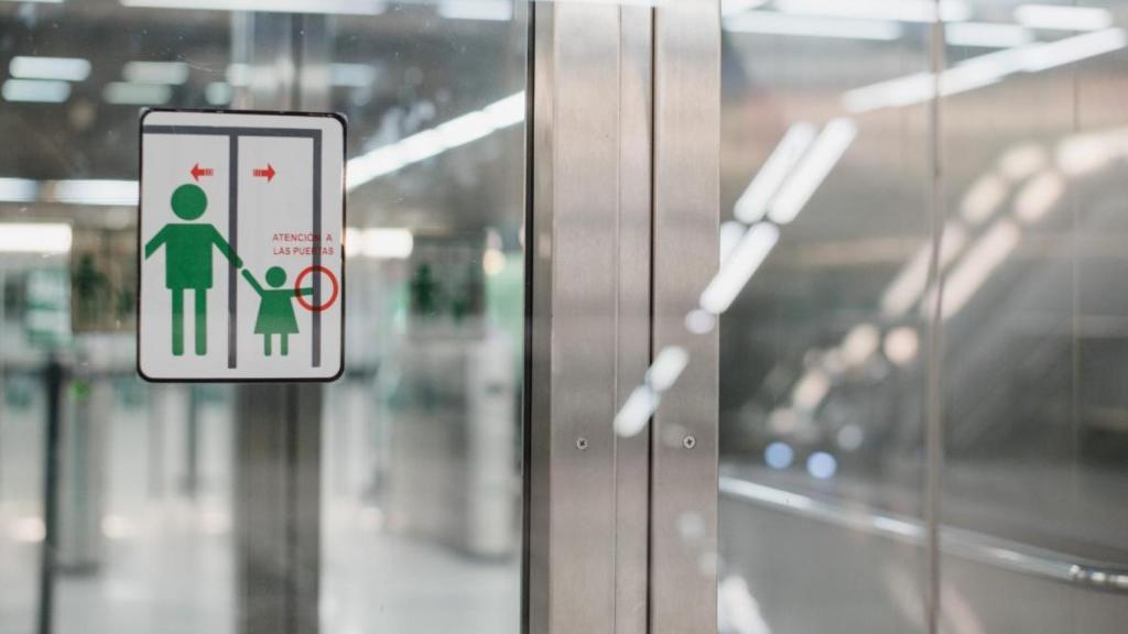 Imagen de las puertas el Metro de Sevilla.