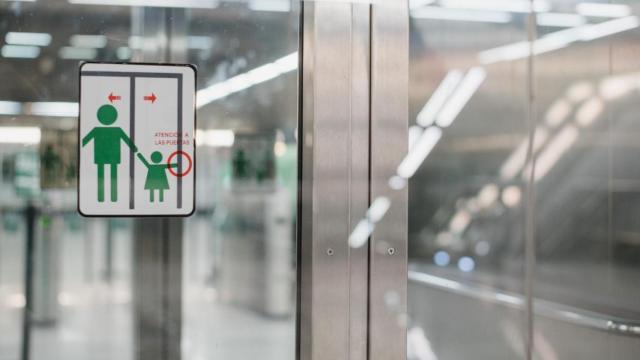 Imagen de las puertas el Metro de Sevilla.