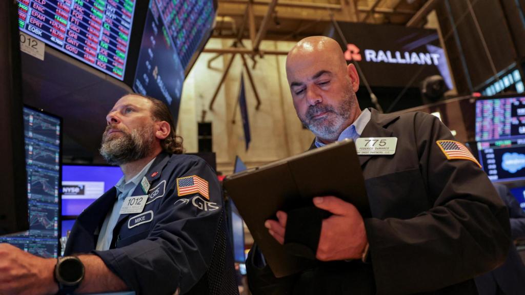 Dos traders trabajan en el parqué de la Bolsa de Nueva York.