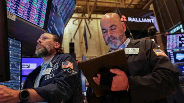 Dos traders trabajan en el parqué de la Bolsa de Nueva York.