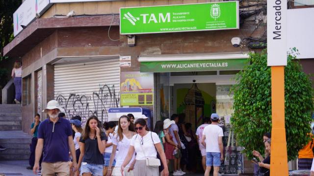 Usuarios del TRAM y del servicio de autobuses de Alicante, haciendo cola en la oficina TAM este miércoles.