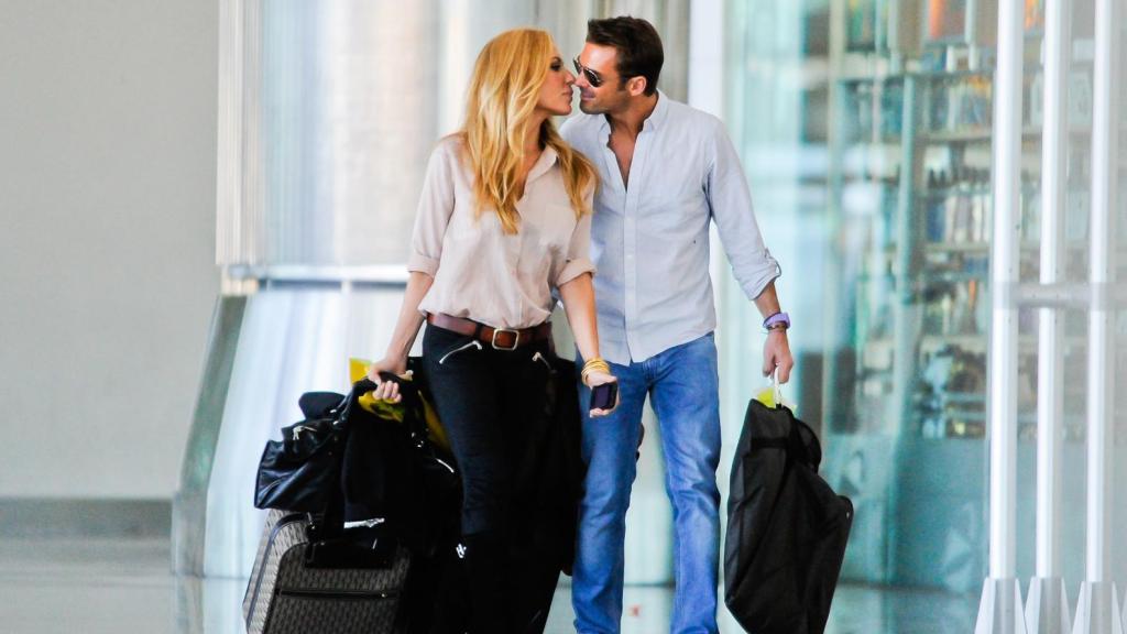 Hugo Castejón y Marta Sánchez en el aeropuerto.