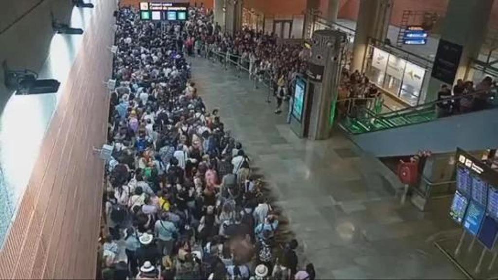 Miles de pasajeros en las colas en la Terminal 4 de Barajas.
