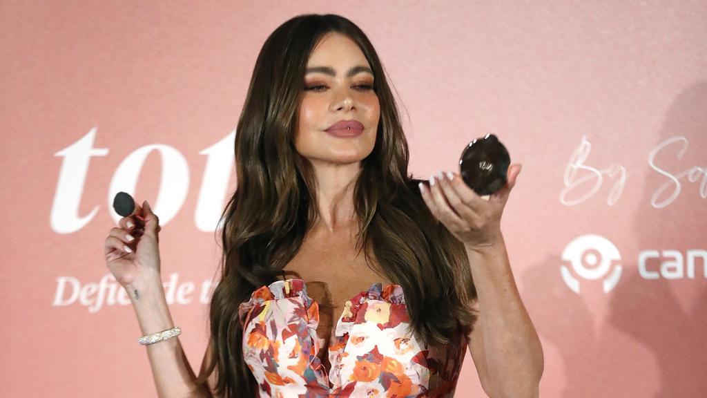 La actriz posando con sus productos de belleza.