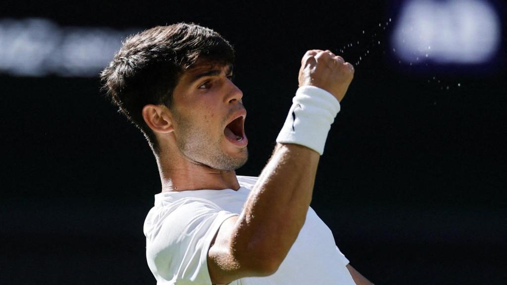 Carlos Alcaraz celebra un punto en Wimbledon.