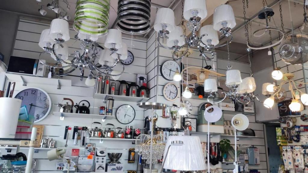 Lámparas y otros artículos del bazar Puerta del Sol.