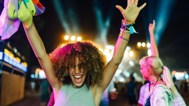 Una joven disfruta de una verbena nocturna