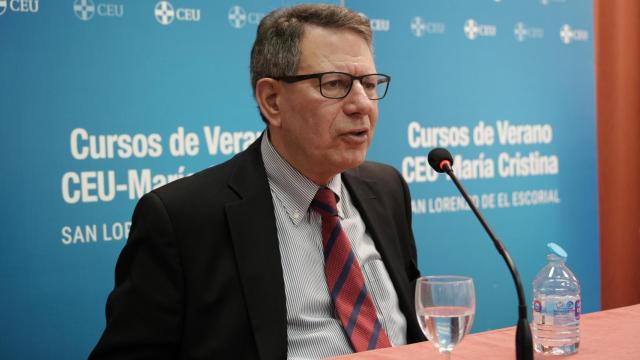 El periodista Robert Kaplan, durante la conferencia inaugural del curso 'Pensar la guerra en el siglo XXI', este martes en El Escorial.