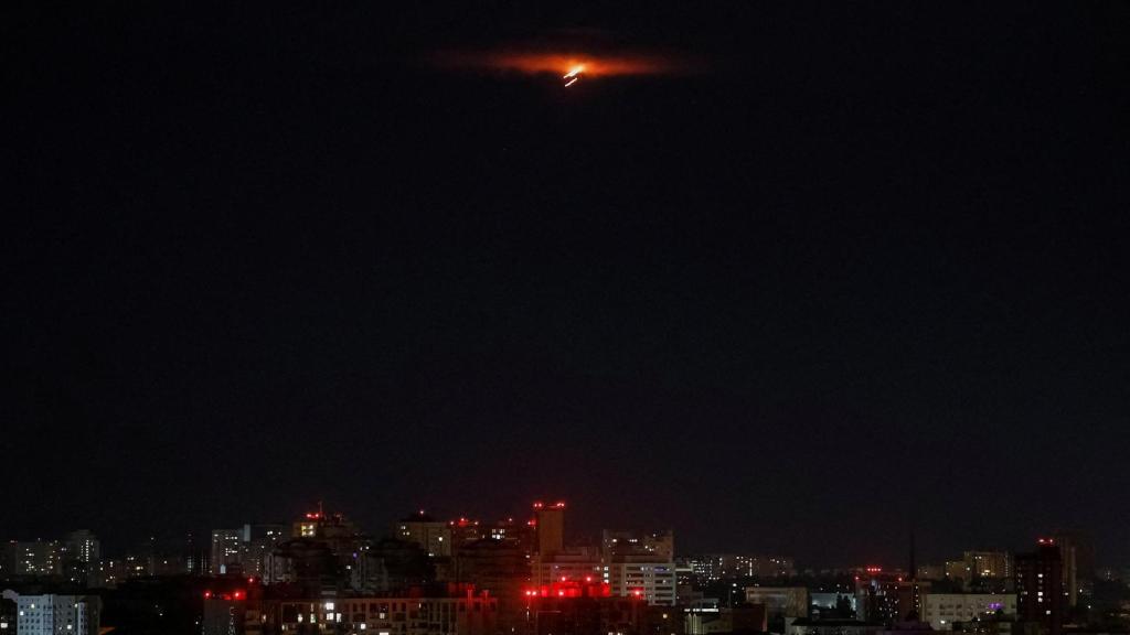 Una explosión ilumina el cielo sobre la ciudad durante un dron ruso, en medio del ataque de Rusia a Ucrania, en Kiev, Ucrania, 29 de junio de 2025