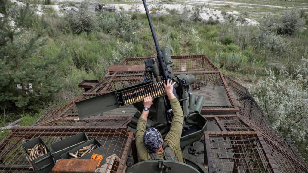 Ucrania lucha por contener la ofensiva de verano rusa sin las armas clave que Estados Unidos prometió y ahora ha bloqueado