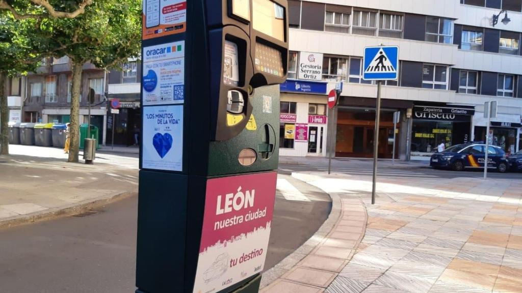 El Ayuntamiento de León avisa: los vehículos que no pagan la ORA deberán sacar tique obligatorio