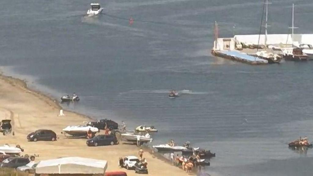 Varios vehículos acceden a la zona que SOS Mar Menor denuncia como rampa náutica ilegal, cerca de la Isla del Ciervo, en la laguna salada.