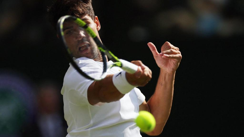 Carlos Alcaraz ejecuta un golpe con su derecha en Wimbledon.
