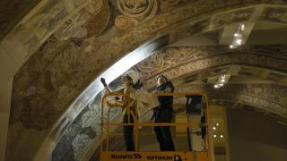 Dos técnicos analizan las pinturas del monasterio de Sijena en el Museo Nacional de Arte de Cataluña (MNAC), este miércoles. Foto: EFE/Andreu Dalmau
