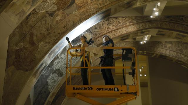Dos técnicos analizan las pinturas del monasterio de Sijena en el Museo Nacional de Arte de Cataluña (MNAC), este miércoles. Foto: EFE/Andreu Dalmau