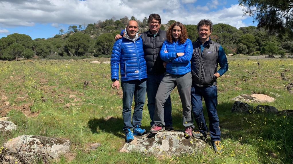 Los '4 Monos', de izquierda a derecha, Javier García, David Moreno, Laura Robles y David Velasco, en sus viñedos.