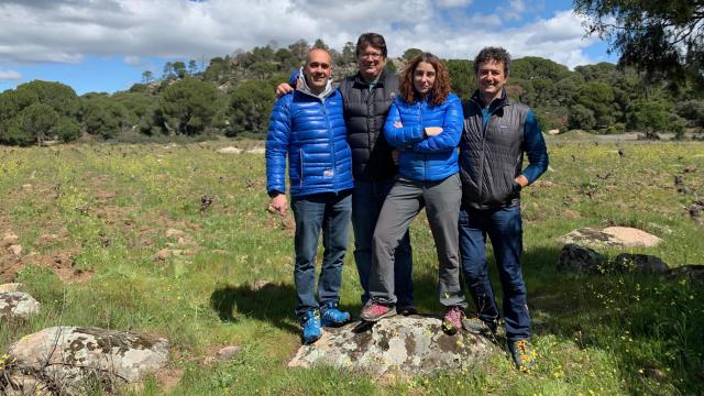 Los '4 Monos', de izquierda a derecha, Javier García, David Moreno, Laura Robles y David Velasco, en sus viñedos.