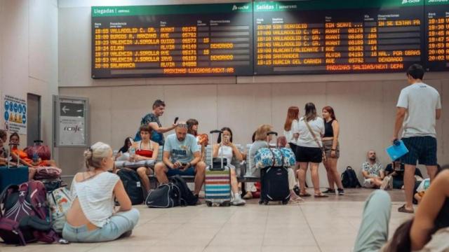 Personas afectadas por el retraso en Chamartín.