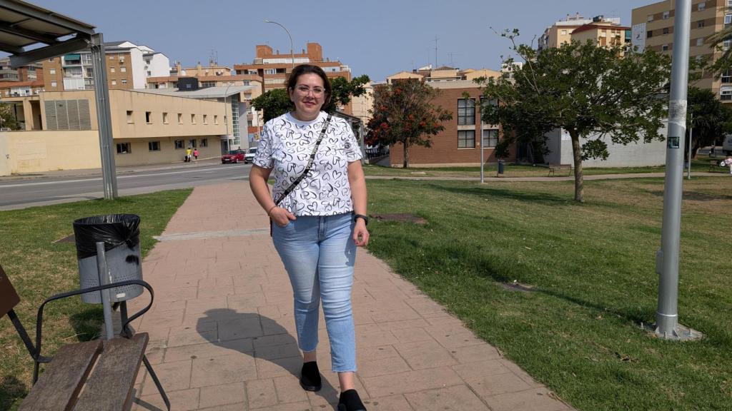 Ana camina por la calle.