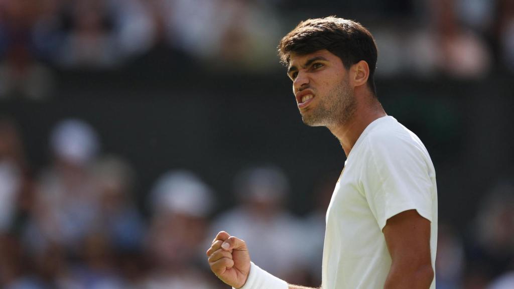Carlos Alcaraz celebra con rabia un punto en el partido ante Tarvet.