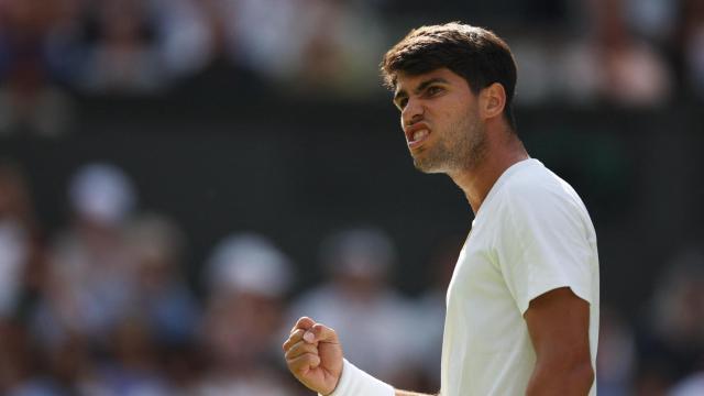 Carlos Alcaraz celebra con rabia un punto en el partido ante Tarvet.