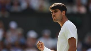 Carlos Alcaraz celebra con rabia un punto en el partido ante Tarvet.