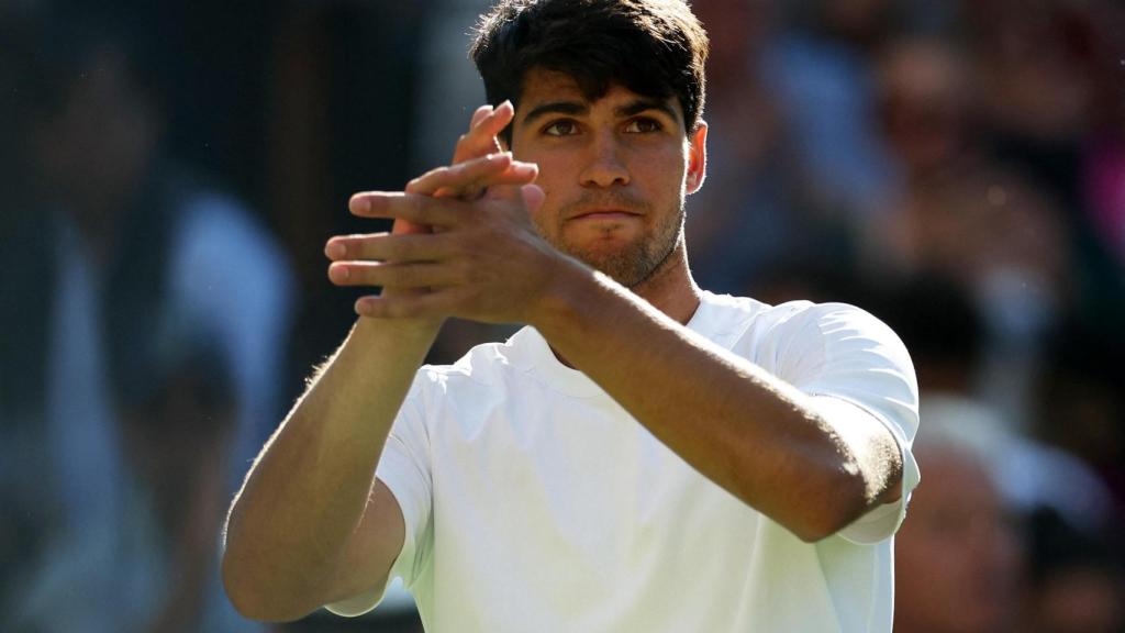 Carlos Alcaraz aplaude tras la victoria ante Tarvet.