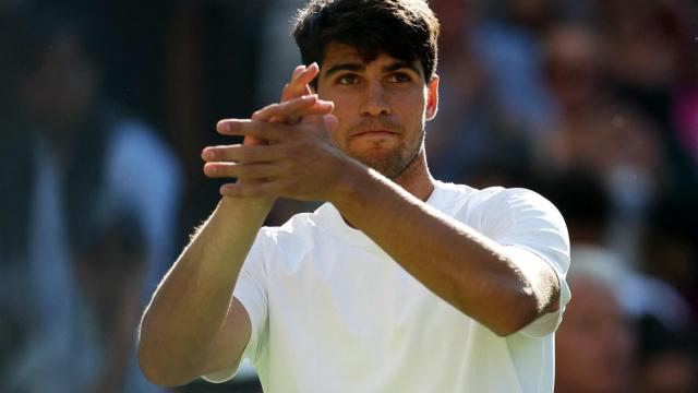 Carlos Alcaraz aplaude tras la victoria ante Tarvet.