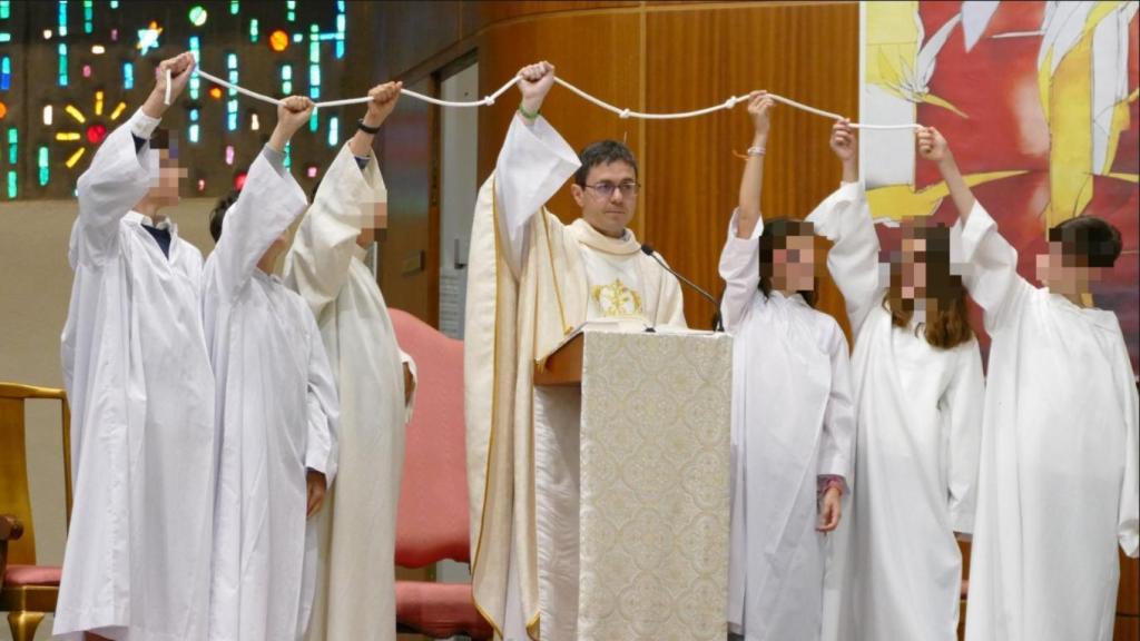 En el centro de la imagen Diego M., el sacerdote de Burgos detenido por corrupción de menores, durante un acto religioso.