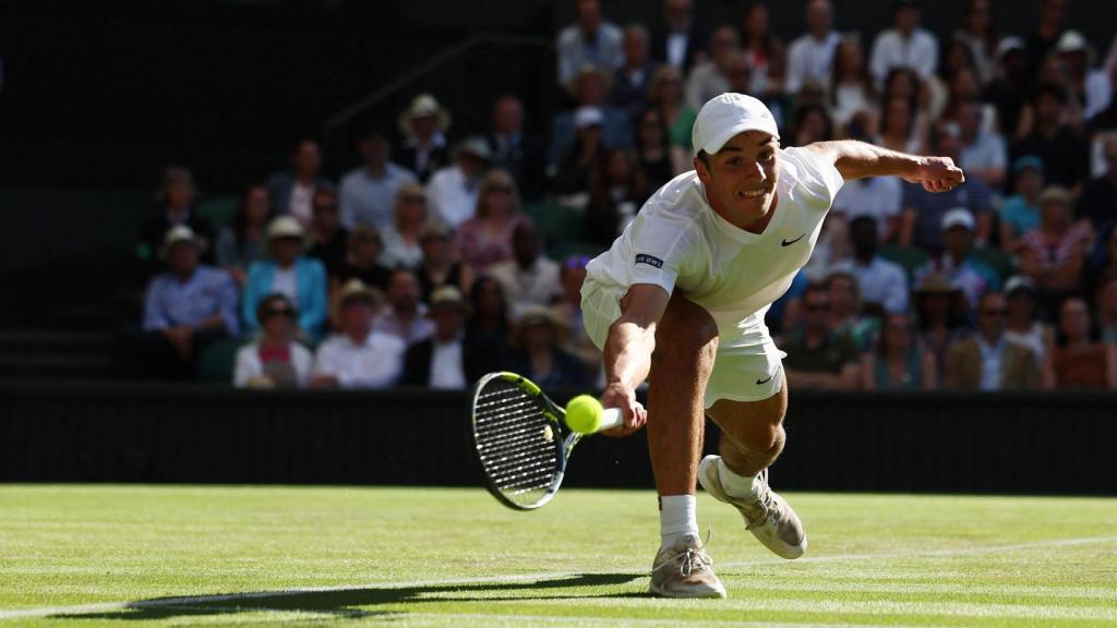 Tarvet ejecuta un golpe en el partido ante Alcaraz.