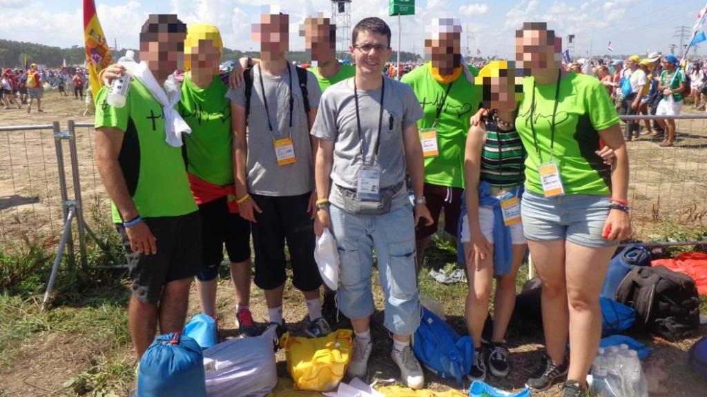 Diego M., en el centro de la imagen, de gris, durante un acto.