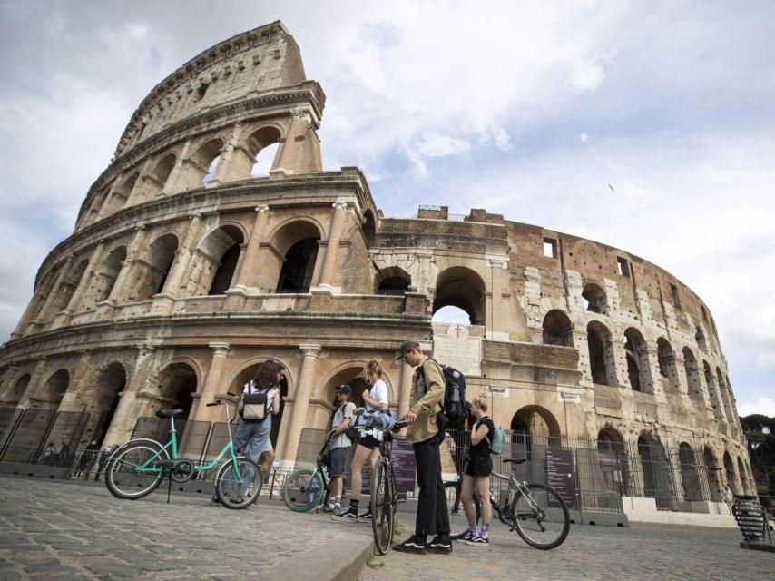 Turistas en Roma, frente al Coliseo.
