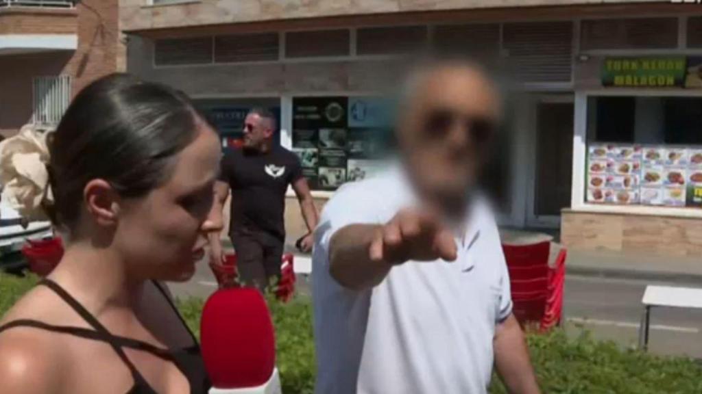 La reportera junto al 'okupa del hacha'.