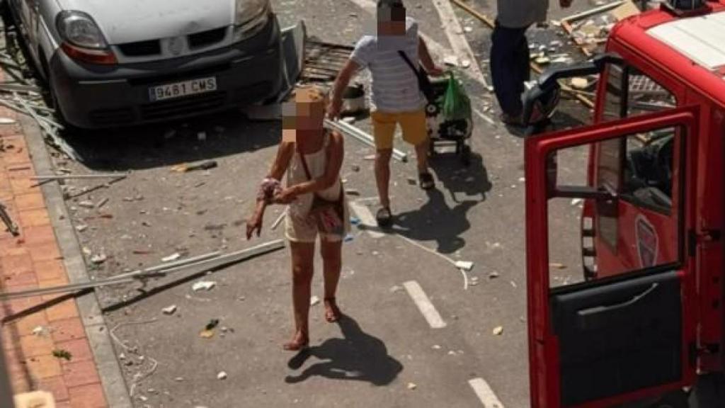 Una mujer con heridas, este jueves, tras la explosión de Casa Javi en Lo Pagán.