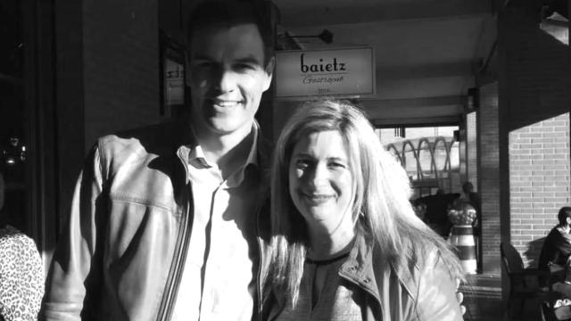 Pedro Sánchez junto a Leire Díez.