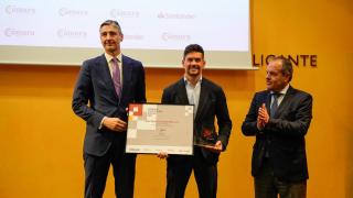 El presidente de Cámara Alicante y el director comercial de Empresas del Banco Santander entregando el Premio Pyme del Año Alicante 2025 al fundador de PCEX Automotive.