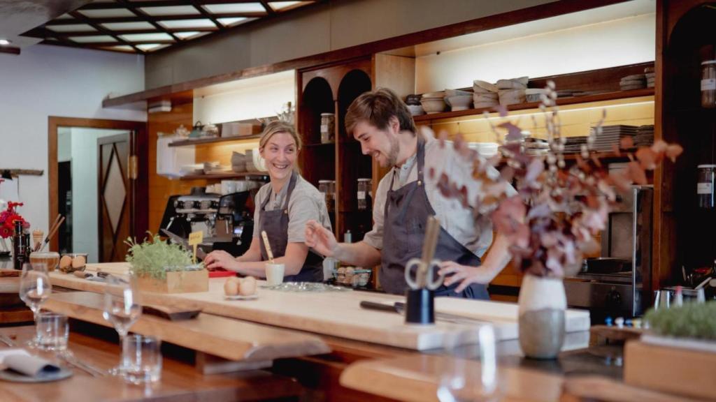 Los chefs Clàudia Gozzi y Jaime Bes.