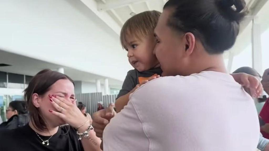 El emotivo reencuentro de una mujer con su esposo deportado