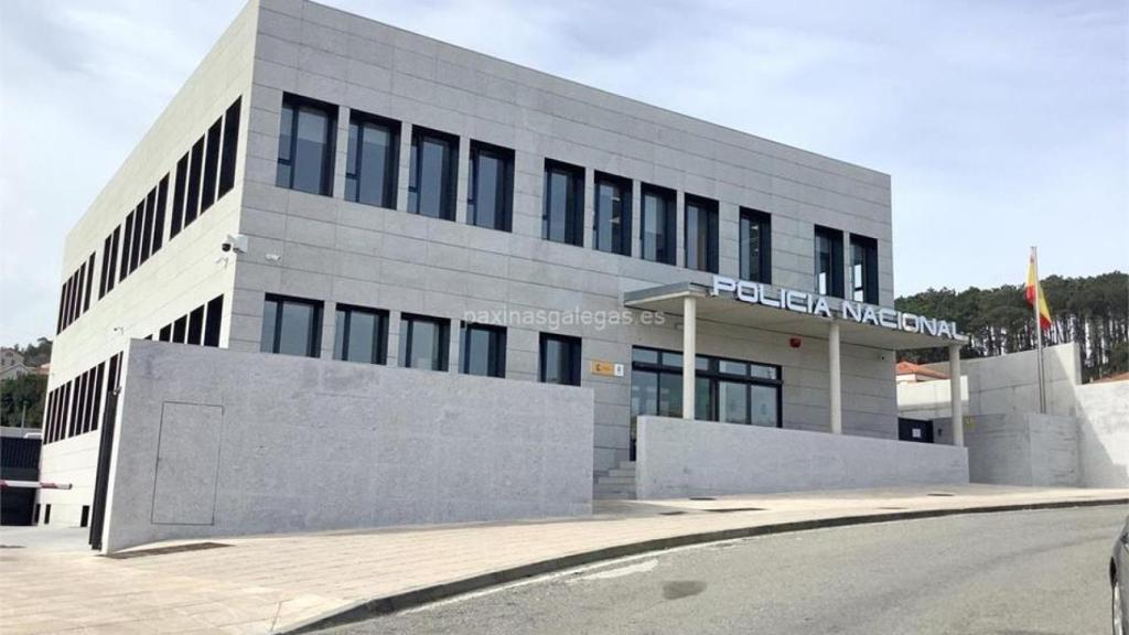 La fachada de la Comisaría de Ribeira.