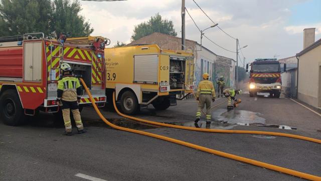 Espectacular incendio en un solar del barrio San Isidro de Zamora