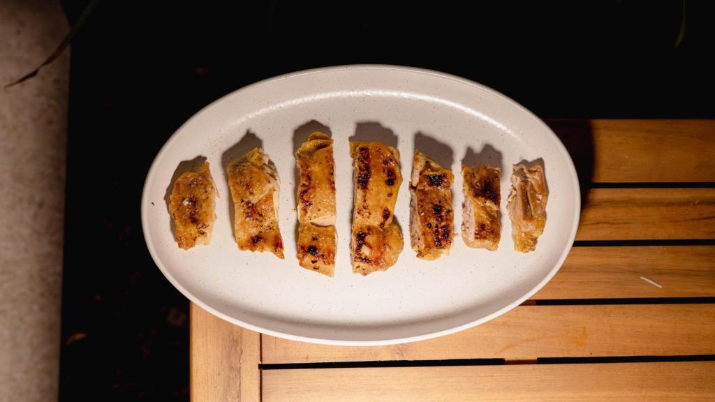 Muslo de pollo campero criado en libertad con aceite de oliva, sal y medio limón quemado.